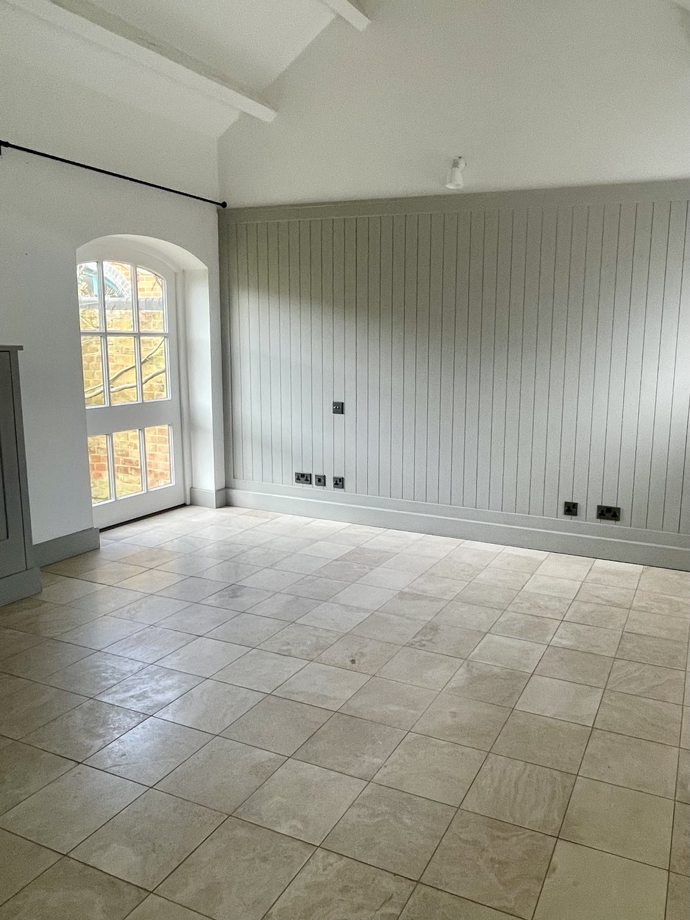 Empty room before home staging, ready to stage my home for sale